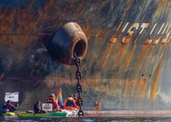 Санкции США начали действовать: танкер с российской нефтью развернулся по дороге в Индию