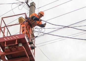 Знімають радянські ліхтарі: у Дніпрі проводять масштабні роботи