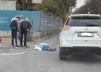 Впала на дорогу й знепритомніла: у центрі Дніпра авто збило жінку