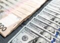 Эксперты озвучили прогноз курсов доллара и евро на ноябрь: стоит ли покупать валюту