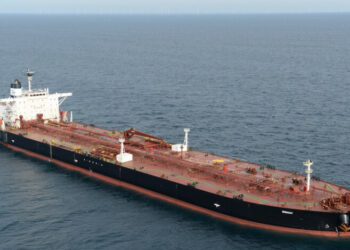 «Плавучие хранилища»: российская нефть остается без покупателей из-за санкций США