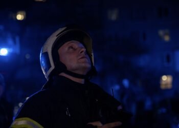 Обломки попали в дом, еще несколько высоток горят: первые последствия обстрела Киева