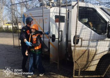 У прифронтових областях України триває обов’язкова евакуація: на Донеччині лишається 424 дитини