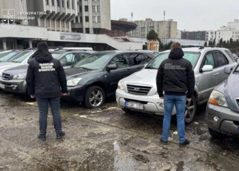 Завозили як гуманітарну допомогу для ЗСУ: на Львівщині викрито масштабну схему продажу авто