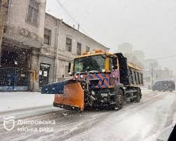 Дніпро під снігом: що відбувається на вулицях міста після завірюхи