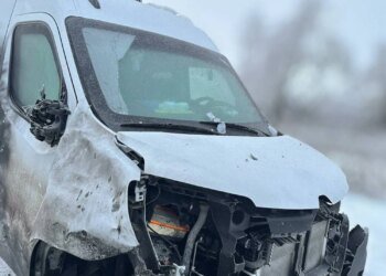 Окупанти прицільно атакували цивільний евакуаційний автомобіль на Сумщині: є травмовані
