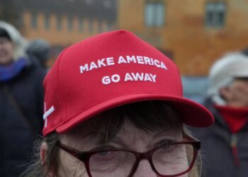 Червоні кепки з гаслом "Змусьте Америку йти геть" стали символом протестів у Гренландії та Данії