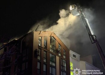 Трагічна ніч на Київщині: 4-річну дитину винесли з охопленої вогнем квартири, а мати з чоловіком загинули через атаку рф