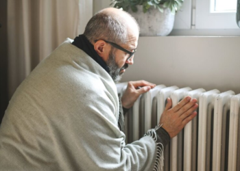 За холод в квартирах заплатят жильцы: эксперт вскрыл механизм обмана коммунальщиков