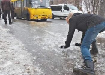 Слизька пастка в центрі Дніпра: транспорт зупинився, люди йдуть пішки