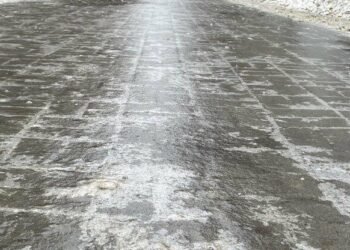 Трамваї буксують, пішоходи падають: у Дніпрі крижаний колапс