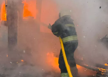 Згорів дах і будинок: у Дніпрі ліквідували пожежу