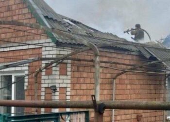 Ворог гатить по Дніпропетровщині: торговельний центр і багатоповерхівки пошкоджено