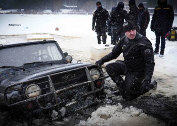 На Київщині авто провалилося під кригу та потонуло: одна людина загинула, ще одну шукають