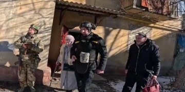 Рятувальники показали евакуацію 9 людей з Дружківки на Донеччині