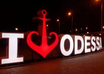 В Одесі пролунали вибухи: влада закликає залишатися в укриттях