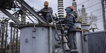 В усіх регіонах України 16 лютого діятимуть графіки погодинних відключень світла