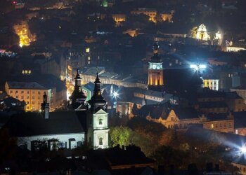 У центрі Львова пролунали вибухи, свідки повідомляють про постраждалих