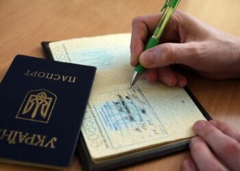 Украинцам массово отказывают в прописке: “Дия” блокирует из-за “Оберега”