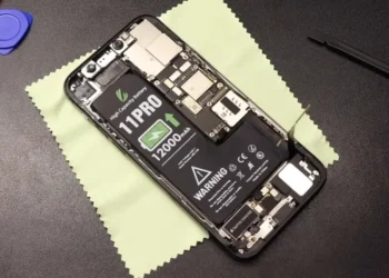 Владелец “старого” iPhone 11 Pro утроил емкость батареи за $10