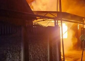 Горів великий будинок: у центрі Дніпра сталася пожежа