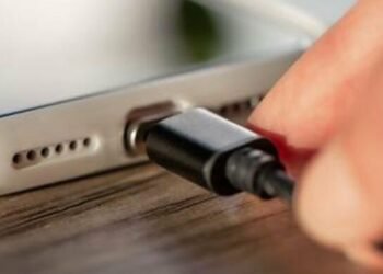 Зарядити телефон за 500 грн: платний “Пункт незламності” у Дніпрі