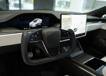 Китай запрещает руль-штурвал в авто вслед за скрытыми ручками: все — в стиле Tesla