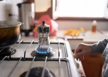 Рада открыла путь к повышению тарифов на свет и тепло: приняты скандальные законы