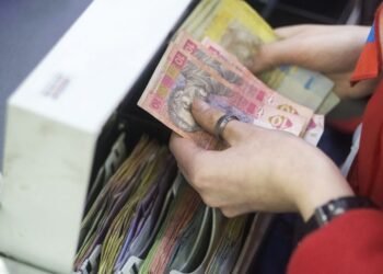 Проверьте свои заначки: НБУ выводит из обращения “старые” гривны – нужно ли их менять