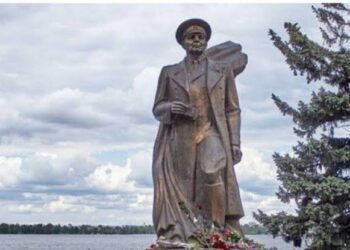 Радянське минуле руйнується в центрі Дніпра: новий монумент слави замість генерала