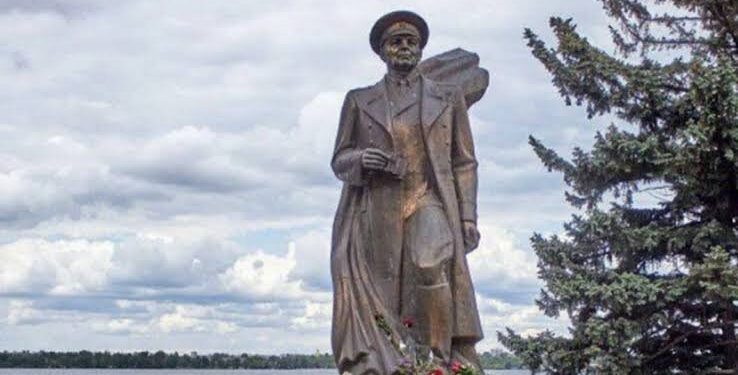 Радянське минуле руйнується в центрі Дніпра: новий монумент слави замість генерала