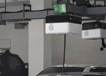 18 степеней свободы: китайский робот-манипулятор заряжает до 8 авто одновременно