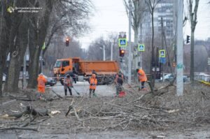 У Дніпрі тривають роботи по ліквідації наслідків нічної атаки