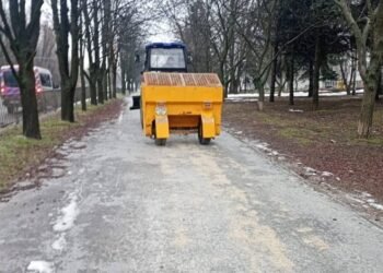 Негода паралізує Дніпро: дороги і тротуари терміново засипають реагентами
