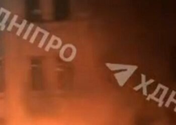 Удар по Дніпру серед ночі: пожежа, руйнування і поранені люди