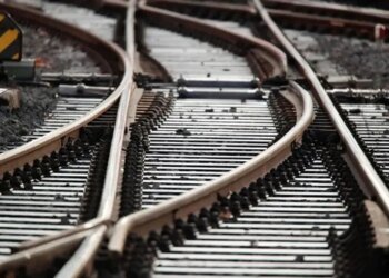 рф продовжує атаки на логістику – після судна та станції вдарила дроном по поїзду, поранено залізничників