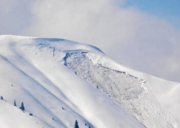 Через відлигу на високогір'ї Карпат очікується помірна сніголавинна небезпека – ДСНС