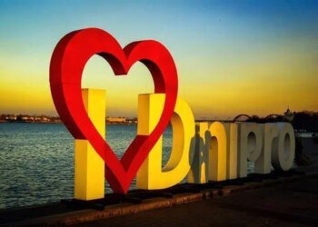 Атака на Дніпро: четверо поранених, пошкоджено банк та багатоповерхівку