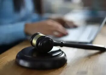 Завдали збитків на 10 тис. доларів – посадовців Автомобільних доріг України викрили на хабарі