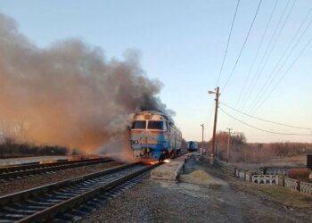 Ворожий БпЛА атакував пасажирський потяг на Сумщині, пасажирів евакуювали