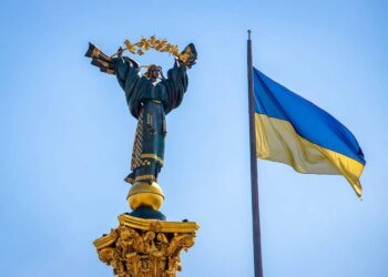 Атака рф зачепила три райони Києва, уламки впали під Монументом Незалежності у середмісті