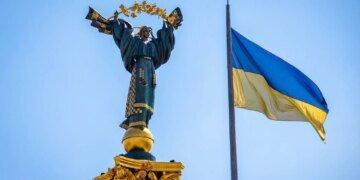 Атака рф зачепила три райони Києва, уламки впали під Монументом Незалежності у середмісті