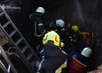 На Тернопільщині обвал ґрунту забрав життя людини, троє рятувальників постраждали
