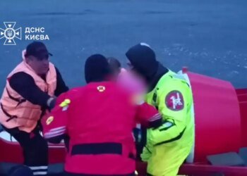 У Києві жінка з донькою опинилась на крижині посеред затоки Оболонь