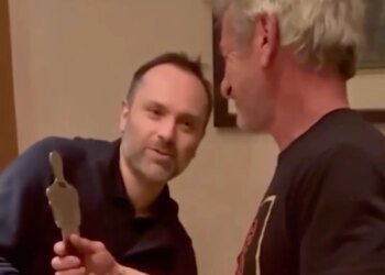 В Україні актору Шону Пенну вручили унікальний "Оскар" із металу пошкодженого рф вагона