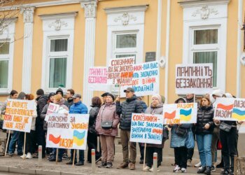 Сотні мільярдів доларів для України: активісти під посольством Польщі вимагали, щоб польський суд визнав рішення українського суду