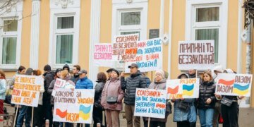 Сотні мільярдів доларів для України: активісти під посольством Польщі вимагали, щоб польський суд визнав рішення українського суду