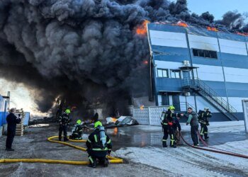 Велика пожежа на складі під Києвом – у чотирьох районах столиці спостерігається задимлення