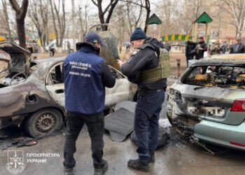 Просто посеред дня по двору багатоповерхівки – нові кадри з місця удару рф у Харкові, де зросла кількість постраждалих