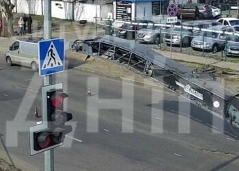 Ускладнення руху на лівому березі Дніпра: перекрито дорогу